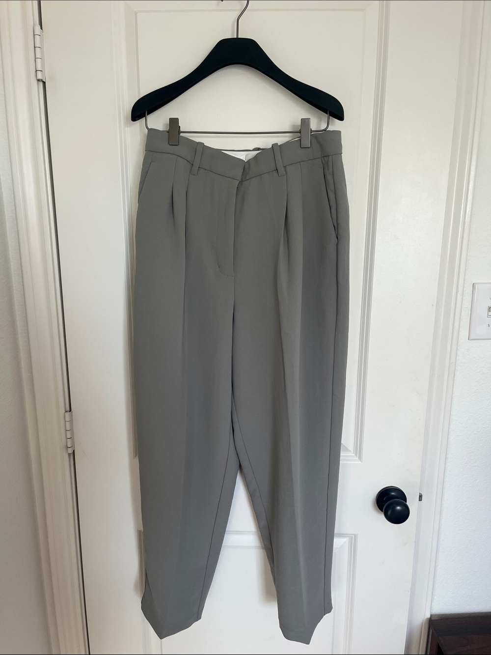 Wilfred Cropped Pleated Trousers in Light Gray